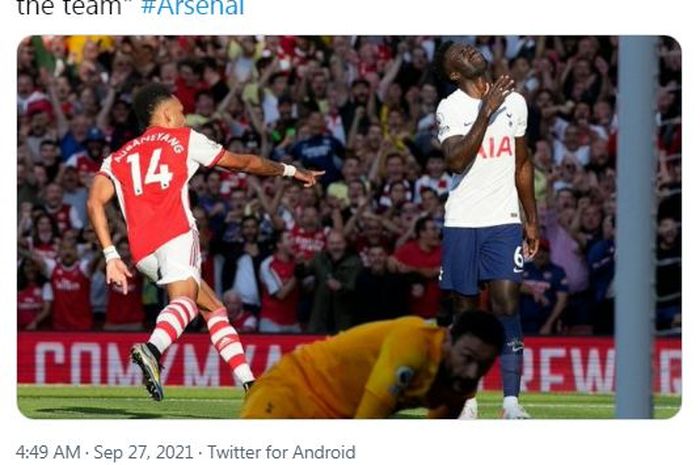 Davinson Sanchez (kanan) dan Hugo Lloris (tengah) tampak lesu setelah Pierre-Emerick Aubameyang mencetak gol dalam laga Arsenal kontra Tottenham Hotspur pada pekan ke-6 Liga Inggris 2021-2022.