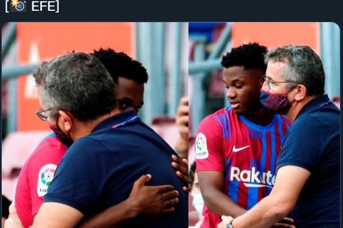 Penyerang Barcelona, Ansu Fati, memeluk staf medis klub, Dokter Lluis Til, dalam duel Liga Spanyol kontra Levante, 26 September 2021.