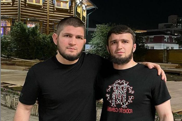 Monster gulat, Magomedkhabib Kadimagomedov (kanan) bersama dengan eks jagoan UFC, Khabib Nurmagomedov (kiri).