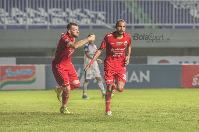 Penyerang Persija Jakarta, Marko Simic (kiri), sedang mengikuti Rohit Chand yang berhasil menciptakan gol dalam laga pekan kelima Liga 1 2021 di Stadion Pakansari, Bogor, Jawa Barat, 28 September 2021.