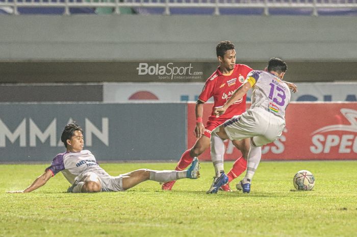 Pemain sayap kiri Persija Jakarta, Osvaldo Haay (tengah), sedang berusaha melewati lawannya dalam laga pekan kelima Liga 1 2021 di Stadion Pakansari, Bogor, Jawa Barat, 28 September 2021.