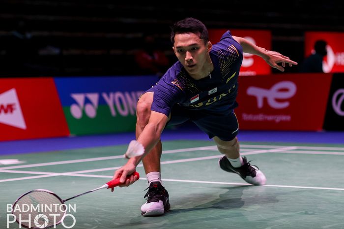 Pebulu tangkis tunggal putra Indonesia, Jonatan Christie, saat bertanding melawan wakil Kanada, Brian Yang, pada penyisihan Grup C Sudirman Cup 2021 di Energia Areena, Vantaa, Finlandia, Senin (27/9/2021).