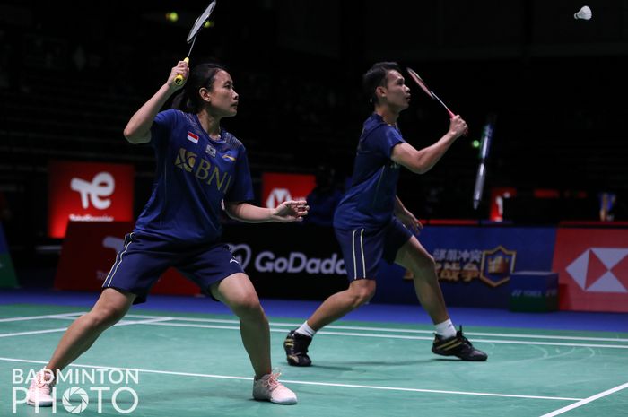 Pasangan ganda campuran Indonesia, Rinov Rivaldy/Pitha Haningtyas Mentari, pada partai terakhir Sudirman Cup 2021 melawan Kanada di Energia Areena, Vantaa, Finlandia, Selasa (27/9/2021).