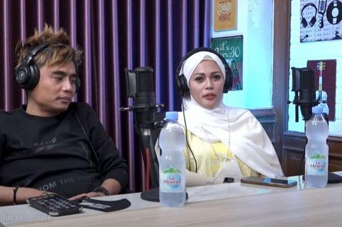 Charly van Houten dan istrinya, <a href='https://manado.tribunnews.com/tag/shinta-regina' title='Shinta Regina'>Shinta Regina</a>