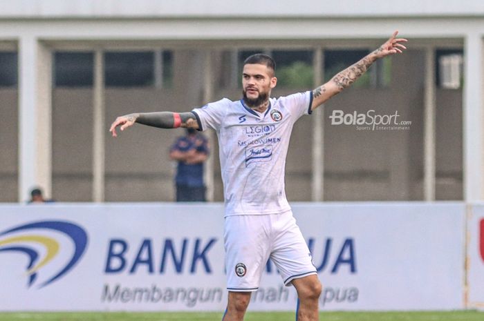 Bek sayap kanan Arema FC, Diego Michiels, sedang bertanding dalam laga pekan kelima Liga 1 2021 di Stadion Madya, Senayan, Jakarta, 29 September 2021.