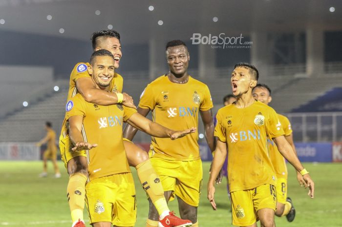 Para pemain Bhayangkara FC, Putu Gede, Ezechiel N'Douassel, dan T.M Ichsan, ikut merayakan gol rekannya, Renan Silva, dalam laga pekan kelima Liga 1 2021 di Stadion Madya, Senayan, Jakarta, 29 September 2021.