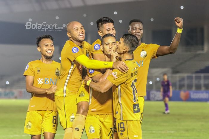 Muhammad Hargianto, Anderson Salles, Ezechiel N'Douassel, dan beberapa pemain Bhayangkara FC lainnya ikut merayakan gol rekannya, Renan Silva, dalam laga pekan kelima Liga 1 2021 di Stadion Madya, Senayan, Jakarta.