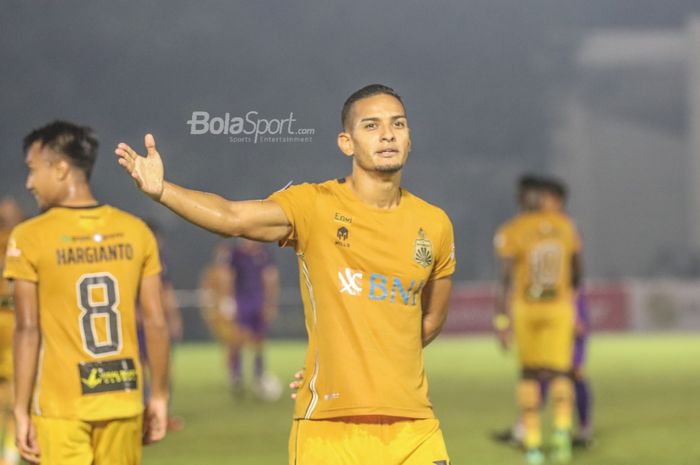 Selebrasi pemain Bhayangkara FC, Renan Silva, seusai mencetak gol dalam laga pekan kelima Liga 1 2021 di Stadion Madya, Senayan, Jakarta, 29 September 2021.