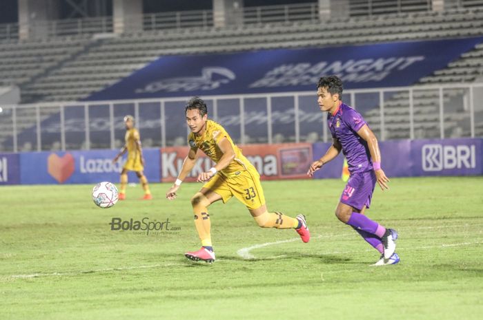 Bek Bhayangkara FC, Hansamu Yama Pranata (kiri), sedang mengejar bola dan dibayangi oleh pemain Persik Kediri, Ahmad Agung Setia Budi (kanan), dalam laga pekan kelima Liga 1 2021 di Stadion Madya, Senayan, Jakarta, 29 September 2021.