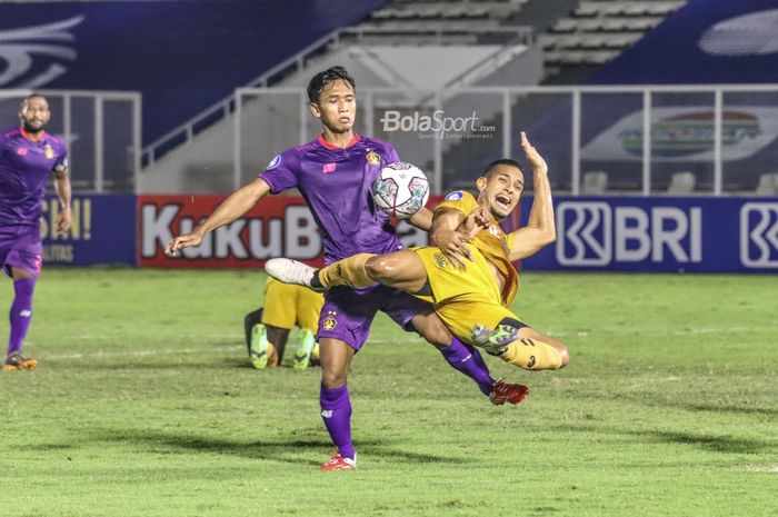 Bek Persik Kediri, Dany Saputra (kiri), nampak sedang merebut bola yang dikuasai oleh gelandang Bhayangkara FC, Renan Silva (kanan), dalam laga pekan kelima Liga 1 2021 di Stadion Madya, Senayan, Jakarta, 29 September 2021.