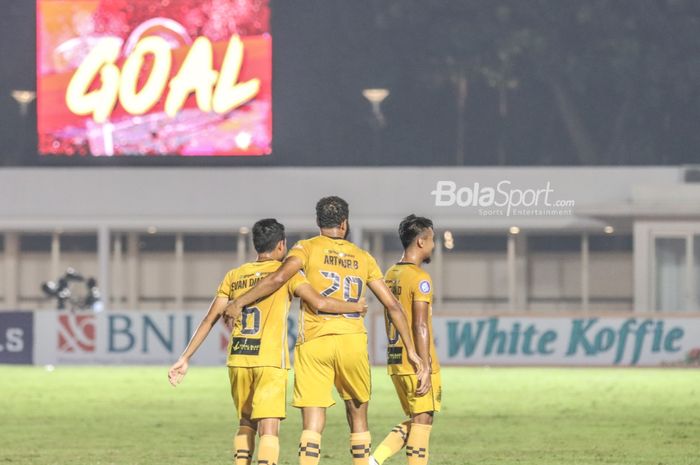 Gelandang Bhayangkara FC, Arthur Bonai, sedang merayakan golnya dengan rekan-rekannya dalam laga pekan kelima Liga 1 2021 di Stadion Madya, Senayan, Jakarta, 29 September 2021.