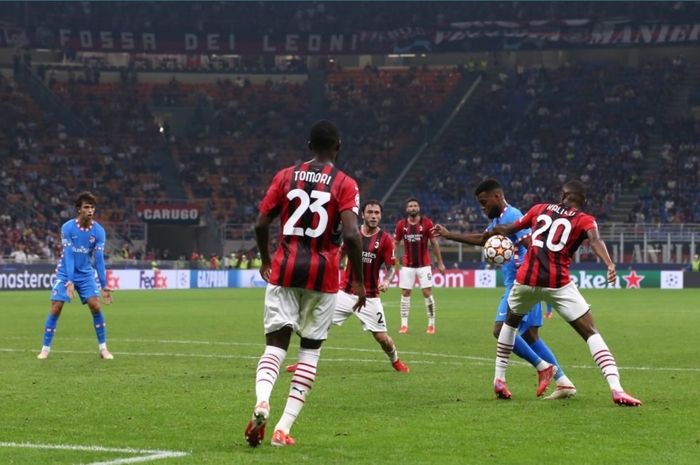 Momen terjadinya penalti di menit-menit akhir laga antara AC Milan dan Atletico Madrid akibat handsball Pierre Kalulu.