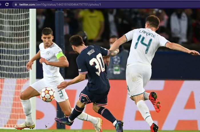 Hakim garis dalam laga Paris Saint-Germain versus Manchester City sampai tak sadar telah lari memasuki lapangan karena terpana melihat Lionel Messi menggiring bola. 