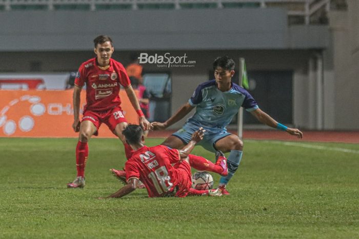 Pemain Persela Lamongan, Muhammad Risaldi (kanan), sedang dijaga ketat oleh dua pilar Persija Jakarta, Rezaldi Hehanussa (kiri) dan Alfriyanto Nico (tengah), dalam laga pekan keempat Liga 1 2021 di Stadion Pakansari, Bogor, Jawa Barat, 24 September 2021.