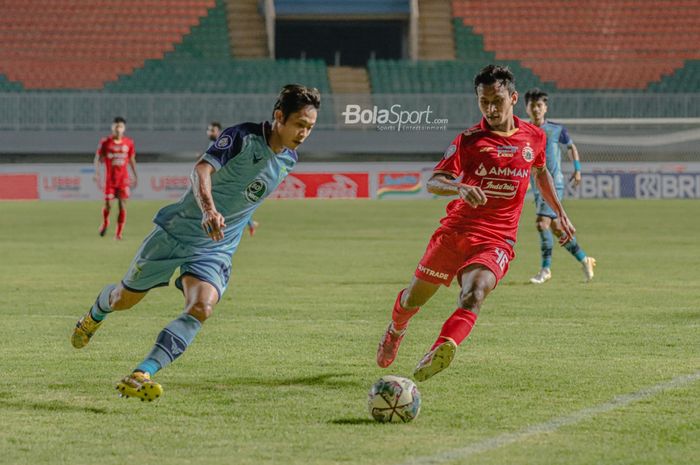 Bek sayap kanan Persela Lamongan, Ahmad Birrul Walidain (kiri), sedang berebut bola dengan pemain Persija Jakarta, Osvaldo Haay (kanan), dalam laga pekan keempat Liga 1 2021 di Stadion Pakansari, Bogor, Jawa Barat, 24 September 2021.