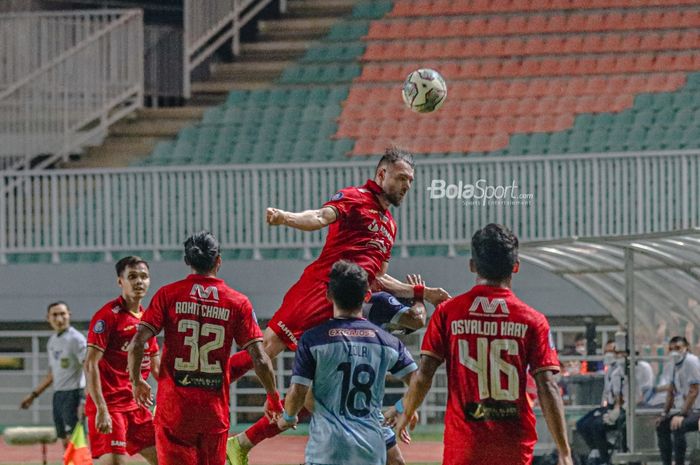 Striker Persija Jakarta, Marko Simic, sedang menyundul bola dalam laga pekan keempat Liga 1 2021 di Stadion Pakansari, Bogor, Jawa Barat, 24 September 2021.