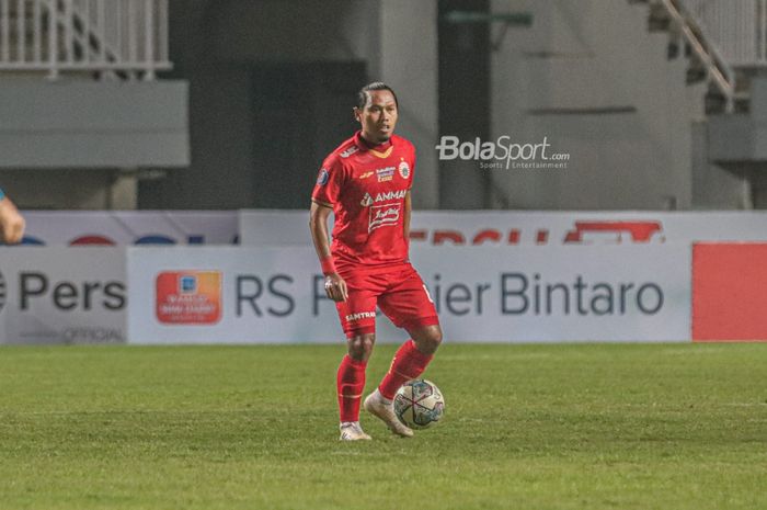 Gelandang Persija Jakarta, Tony Sucipto, sedang menguasai bola dalam laga pekan keempat Liga 1 2021 di Stadion Pakansari, Bogor, Jawa Barat, 24 September 2021.