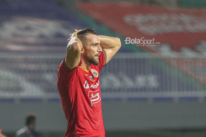 Striker Persija Jakarta, Marko Simic, nampak merasa kaget seusai peluangnya mampu digagalkan lawan dalam laga pekan keempat Liga 1 2021 di Stadion Pakansari, Bogor, Jawa Barat, 24 September 2021.