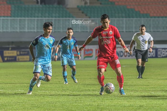 Striker Persija Jakarta, Taufik Hidayat (kanan), sedang menguasai bola dalam laga pekan keempat Liga 1 2021 di Stadion Pakansari, Bogor, Jawa Barat, 24 September 2021.