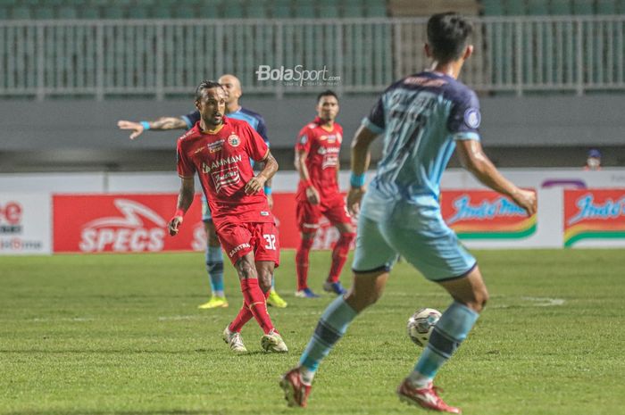 Gelandang Persija Jakarta, Rohit Chand (kanan), sedang mengoper bola dalam laga pekan keempat Liga 1 2021 di Stadion Pakansari, Bogor, Jawa Barat, 24 September 2021.