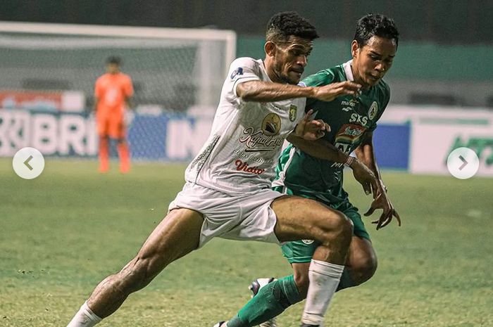 Gelandang Persebaya, Ricky Kambuaya dalam pertandingan melawan PSS Sleman di laga pekan kelima Liga 1 2021, di Stadion Wibawa Mukti, Cikarang, Bekasi, Rabu (29/9/2021).