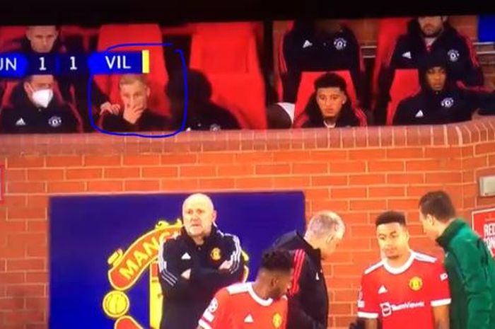 Reaksi Donny van de Beek di bangku pemain cadangan Manchester United saat tak diturunkan pelatih Ole Gunnar Solskjaer melawan Villarreal di Liga Champions.