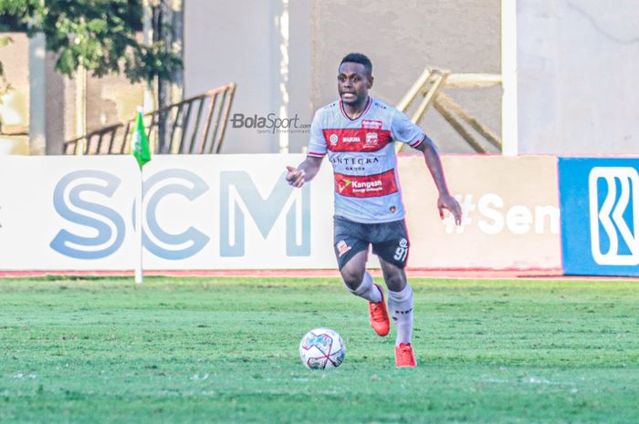 Pemain sayap kiri Madura United, David Laly, sedang bertanding dalam laga pekan keempat Liga 1 2021 di Stadion Madya, Senayan, Jakarta, 25 September 2021.