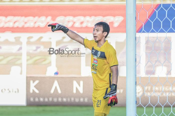 Kiper PSS Sleman, Ega Rizky Pramana, sedang memberikan intruksi kepada rekan-rekannya dalam laga pekan keempat Liga 1 2021 di Stadion Madya, Senayan, Jakarta, 25 September 2021.