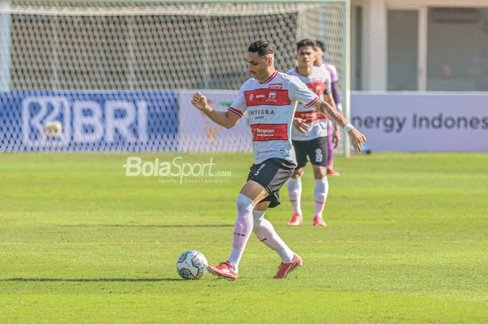 Bek Madura United, Jaimerson Xavier, sedang menguasai bola dalam laga pekan keempat Liga 1 2021 di Stadion Madya, Senayan, Jakarta, 25 September 2021.