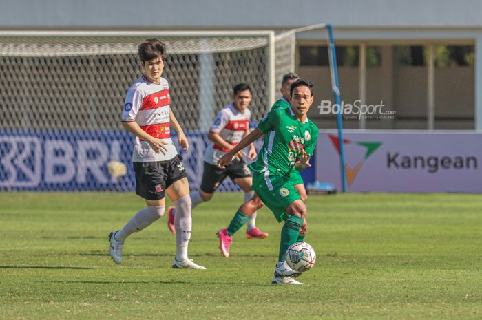 Gelandang PSS Sleman, Misbakus Solikin (kanan), sedang menguasai bola dan dibayangi pemain Madura United, Kim Jin-sung (kiri), dalam laga pekan keempat Liga 1 2021 di Stadion Madya, Senayan, Jakarta, 25 September 2021.