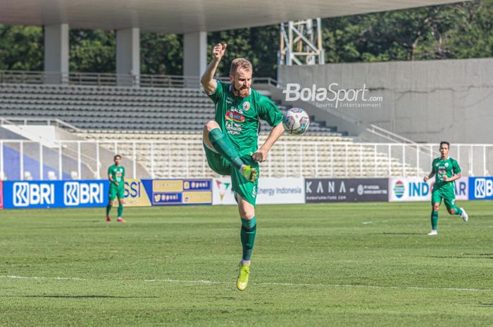 Bek PSS Sleman, Mario Maslac, sedang menendang bola dalam laga pekan keempat Liga 1 2021 di Stadion Madya, Senayan, Jakarta, 25 September 2021.