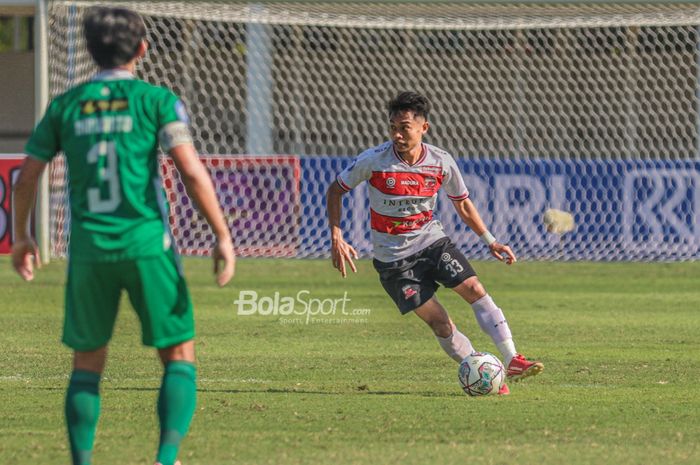 Gelandang serang Madura United, Mochammad Kevy Syahertian (kanan), sedang menguasai bola dalam laga pekan keempat Liga 1 2021 di Stadion Madya, Senayan, Jakarta, 25 September 2021.