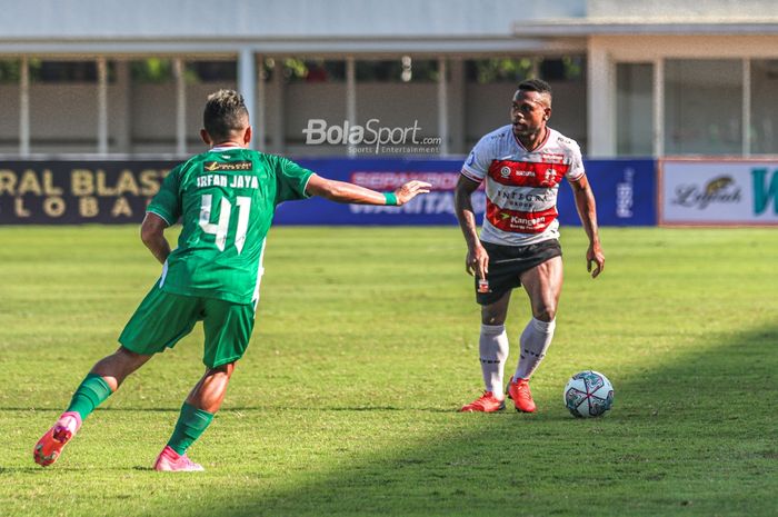 Pemain sayap kiri Madura United, David Laly (kanan), sedang menguasai bola dalam laga pekan keempat Liga 1 2021 di Stadion Madya, Senayan, Jakarta, 25 September 2021.