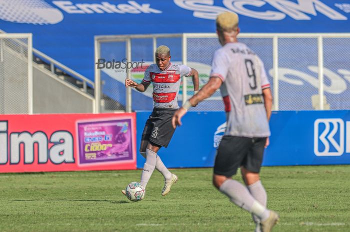 Gelandang Madura United, Hugo Gomes Dos Santos Silva alias Jaja (kiri), sedang menguasai bola dalam laga pekan keempat Liga 1 2021 di Stadion Madya, Senayan, Jakarta, 25 September 2021.