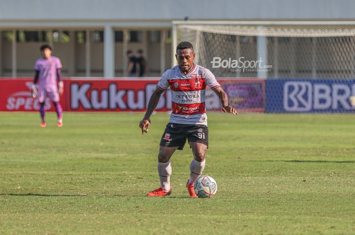 Pemain sayap kiri Madura United, David Laly, sedang menguasai bola dalam laga pekan keempat Liga 1 2021 di Stadion Madya, Senayan, Jakarta, 25 September 2021.