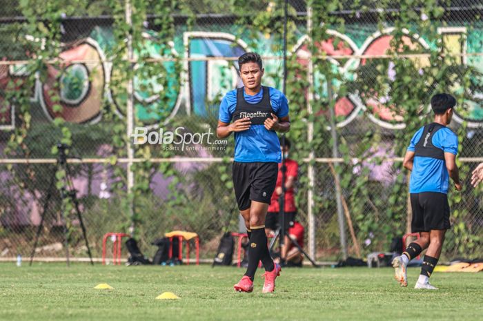 Bek timnas Indonesia, Fachrudin Aryanto, sedang berlatih di Lapangan G (Panahan), Senayan, Jakarta, 2 Oktober 2021.