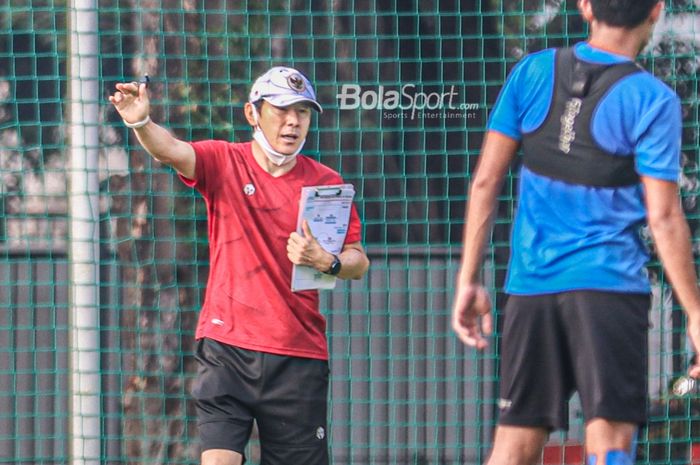 Pelatih timnas Indonesia, Shin Tae-yong (kiri), nampak sedang memberikan intruksi kepada para pemainnya dalam sesi latihan di Lapangan G (Panahan), Senayan, Jakarta, 2 Oktober 2021.