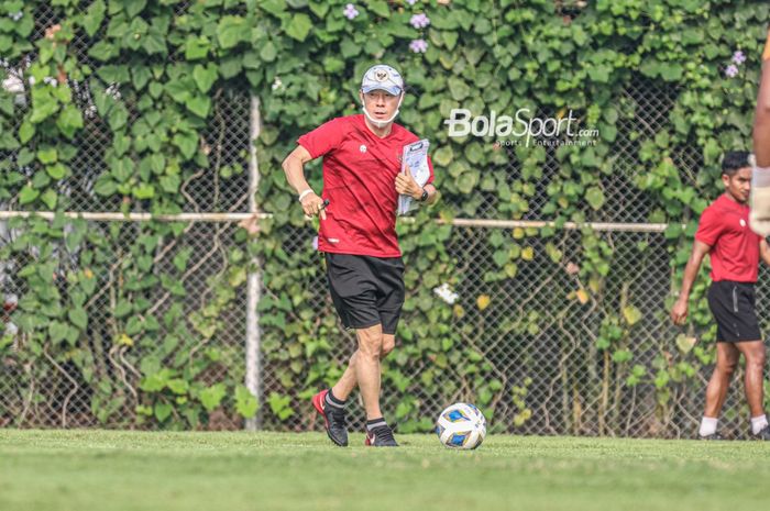 Pelatih timnas Indonesia, Shin Tae-yong (jersey merah), nampak sedang menggiring bola dalam sesi latihan di Lapangan G (Panahan), Senayan, Jakarta, 2 Oktober 2021.