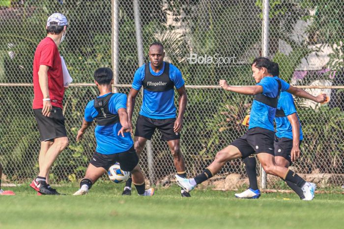 Victor Igbonefo sedang mengikuti sesi latihan bersama timnas Indonesia di Lapangan G (Panahan), Senayan, Jakarta, 2 Oktober 2021.