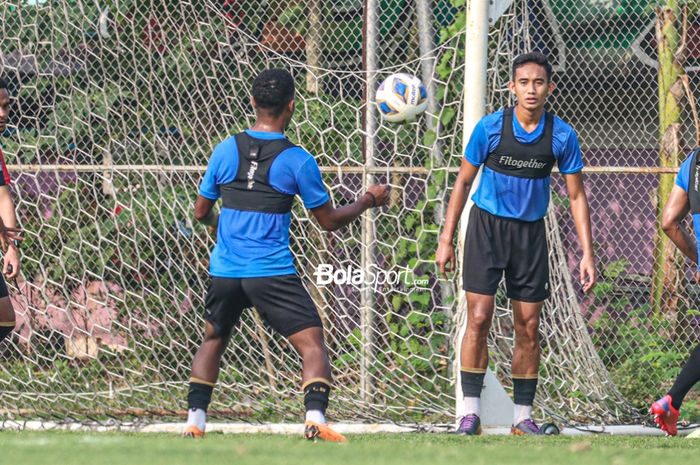 Rizky Ridho (kanan) sedang berlatih bersama timnas Indonesia di Lapangan G (Panahan), Senayan, Jakarta, 2 Oktober 2021.