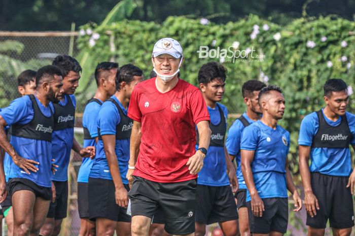 Pelatih timnas Indonesia, Shin Tae-yong (jersey merah), nampak sedang memantau para pemainnya dalam sesi latihan di Lapangan G (Panahan), Senayan, Jakarta, 2 Oktober 2021.