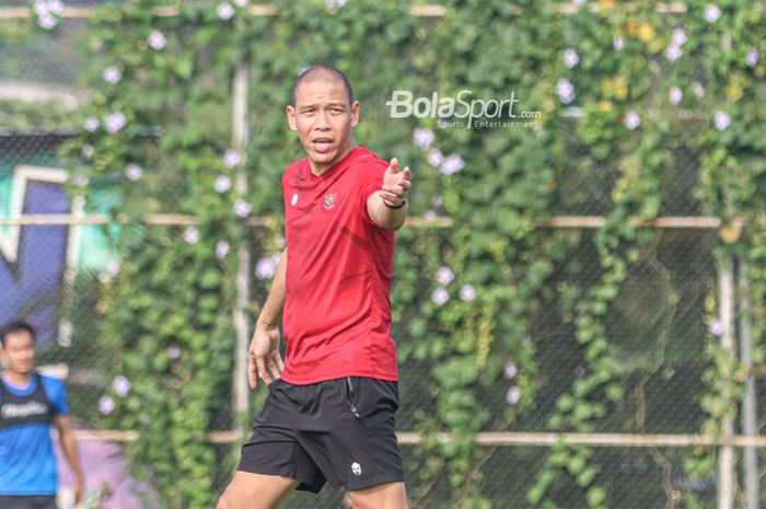 Asisten pelatih timnas Indonesia, Nova Arianto, sedang memberikan intruksi kepada para pemainnya dalam latihan di Lapangan G (Panahan), Senayan, Jakarta, 2 Oktober 2021.