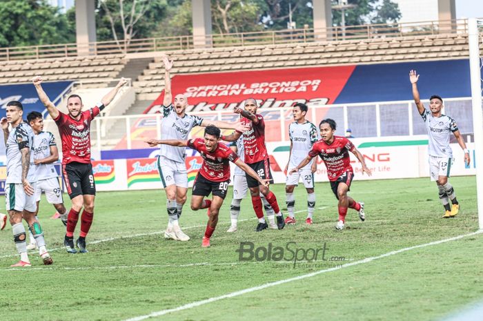 Para pemain Bali United ikut berselebrasi seusai Lerby Eliandry mencetak gol dalam laga pekan keenam Liga 1 2021 di Stadion Madya, Senayan, Jakarta, 2 Oktober 2021.