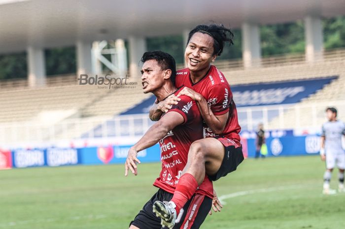 Pemain Bali United, Fahmi Al Ayyubi (kanan), memeluk Lerby Eliandry (kiri) yang berhasil menciptakan gol dalam laga  pekan keenam Liga 1 2021 di Stadion Madya, Senayan, Jakarta, 2 Oktober 2021.