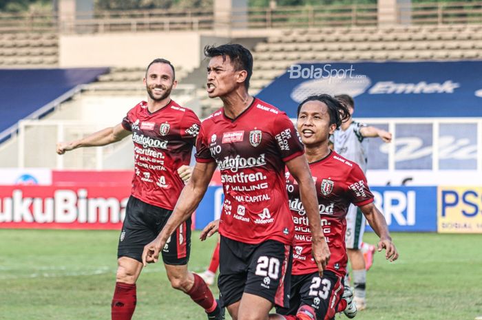 Lerby Eliandry (tengah) sedang berselebrasi dan diikut kedua rekan Bali United, Ilija Spasojevic (kiri) dan Fahmi Al Ayyubi (kanan), dalam laga pekan keenam Liga 1 2021 di Stadion Madya, Senayan, Jakarta, 2 Oktober 2021.