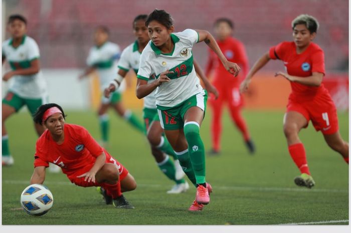 Zahra Muzdalifah kala membela Timnas Wanita Indonesia menghadapi Singapura.