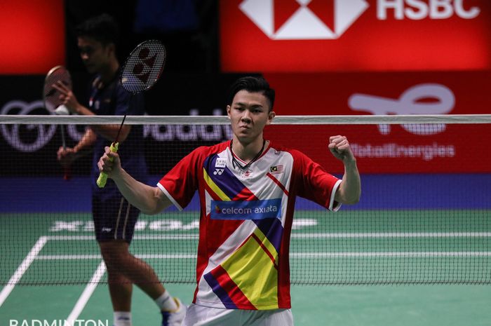 Tunggal putra Malaysia, Lee Zii Jia berselebrasi usai menumbangkan Anthony Sinisuka Ginting di babak perempat final Sudirman Cup 2021.