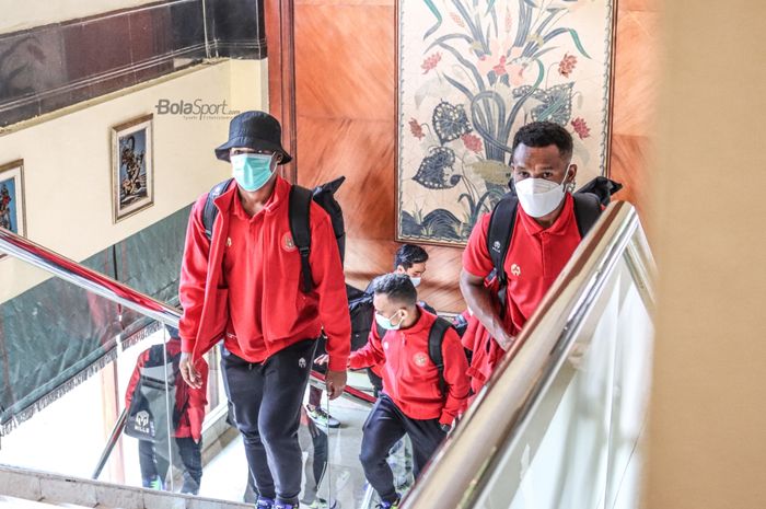 Gunansar Mandowen (kanan) dan sejumlah pemain timnas Indonesia nampak sedang berangkat menuju bus di Hotel Sultan, Senayan, Jakarta, 3 Oktober 2021.