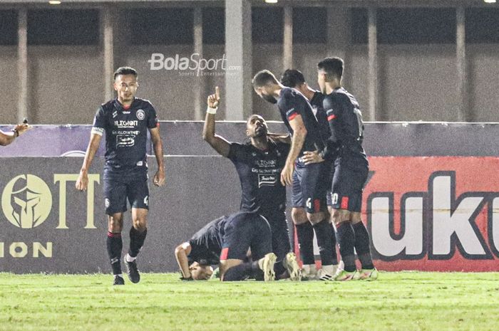 Sejumlah pemain Arema FC ikut merayakan selebrasi Carlos Fortes yang berhasil menciptakan gol dalam laga pekan keenam Liga 1 2021 di Stadion Madya, Senayan, Jakarta, 3 Oktober 2021.