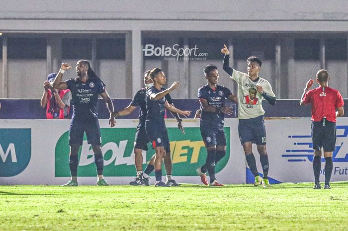 Muhammad Rafli merayakan selebrasi gol dengan baju spesialnya dan diikuti dengan sejumlah pemain Arema FC dalam laga pekan keenam Liga 1 2021 di Stadion Madya, Senayan, Jakarta, 3 Oktober 2021.